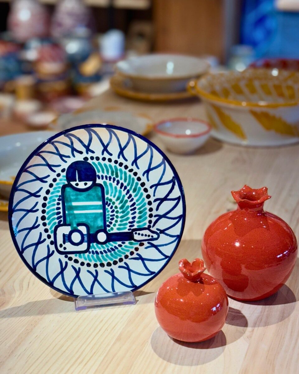 Instagram post from ceramicalosarrayanes. This post is in position 0.